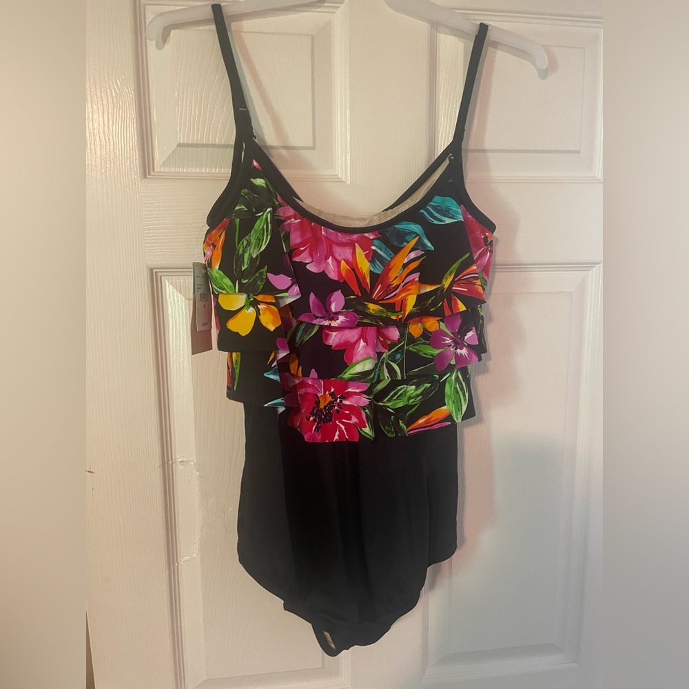 Le Cove one piece swimsuit NWT
Size 18
